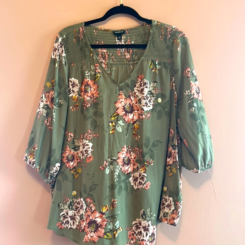 Women’s sage green V neck top Torrid size 1X